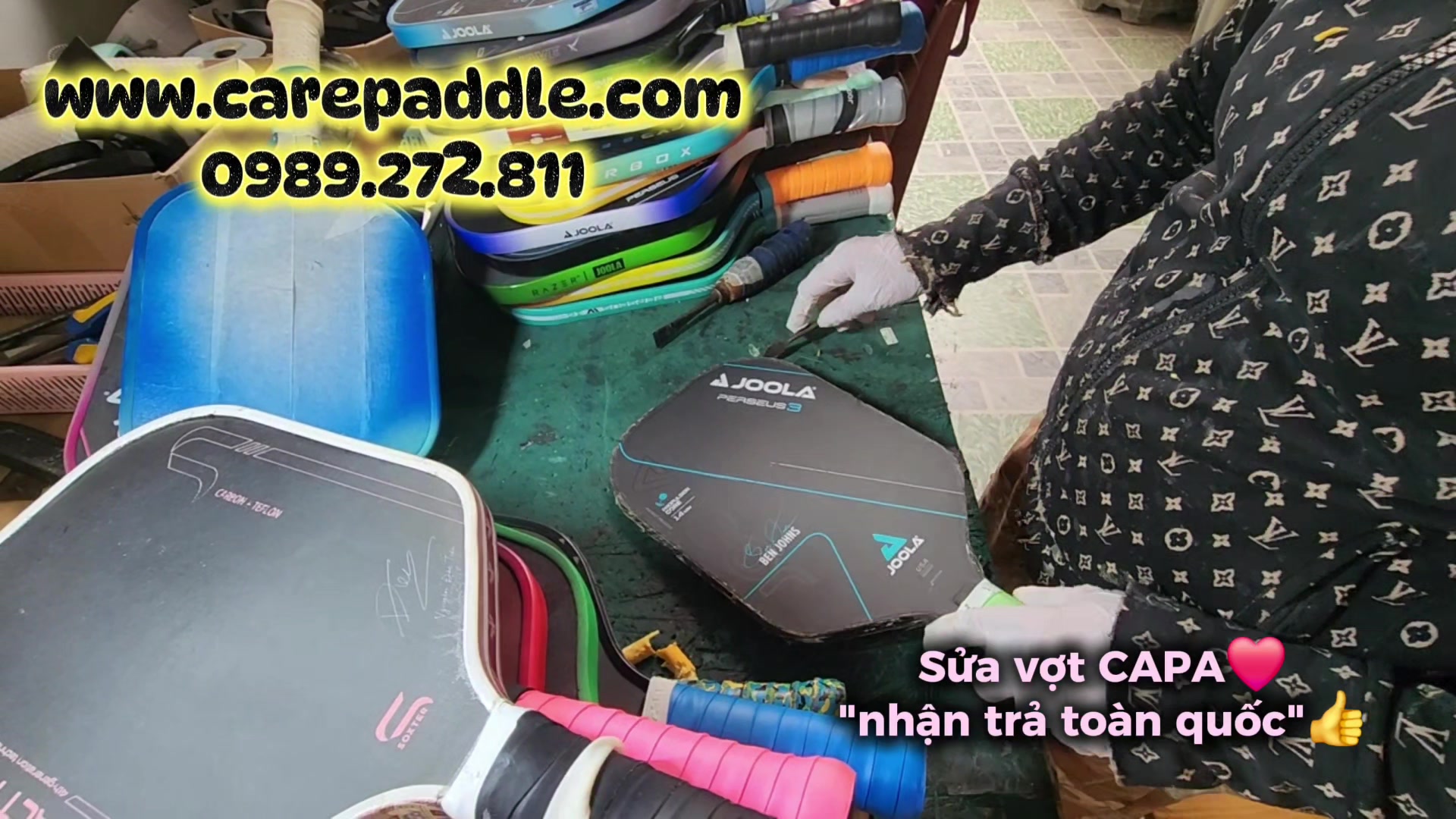 Kỹ thuật viên xử lý mặt vợt Pickleball